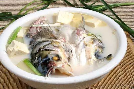 【鱼头炖豆腐：汤白肉嫩，营养又补钙，孩子要多吃！】鱼头炖豆腐怎么做