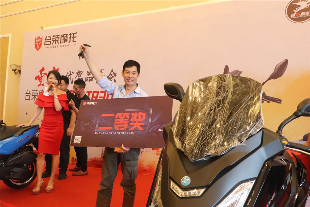 千余摩友齐聚长江岸边,台荣摩托重庆品鉴会圆