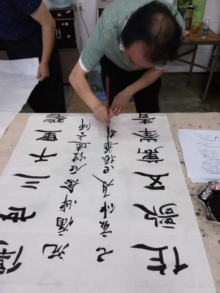 书法协会会长卢光淼正在书写沅陵县虎溪诗社社长田振华创作的挽联