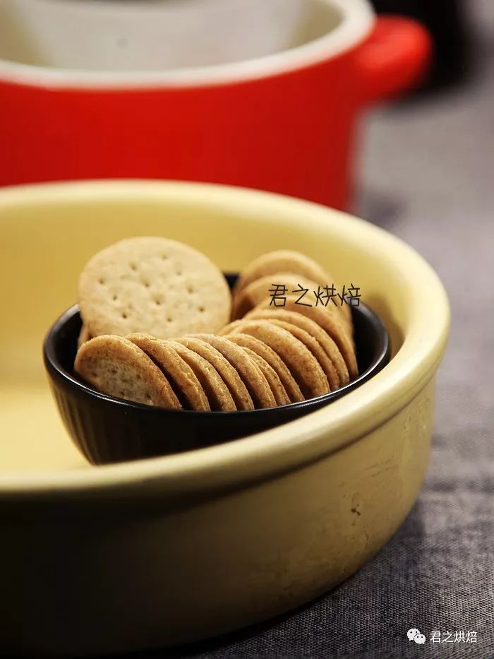 全麦苏打饼干 薄薄的，脆脆的，减肥期也能吃的全麦苏打饼干