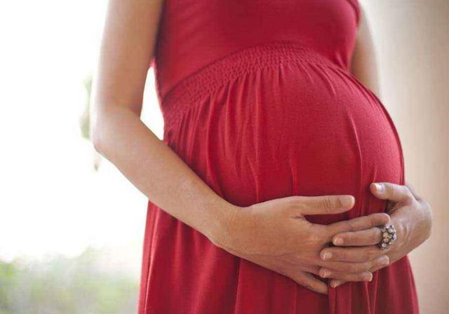 [孕晚期散步时，孕妇要避开这两种情况，别忽视了]孕晚期散步