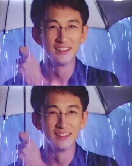 年轻时候的郑伊健真的是太帅了,在tvb的电视剧里面戴上眼镜真的有种"