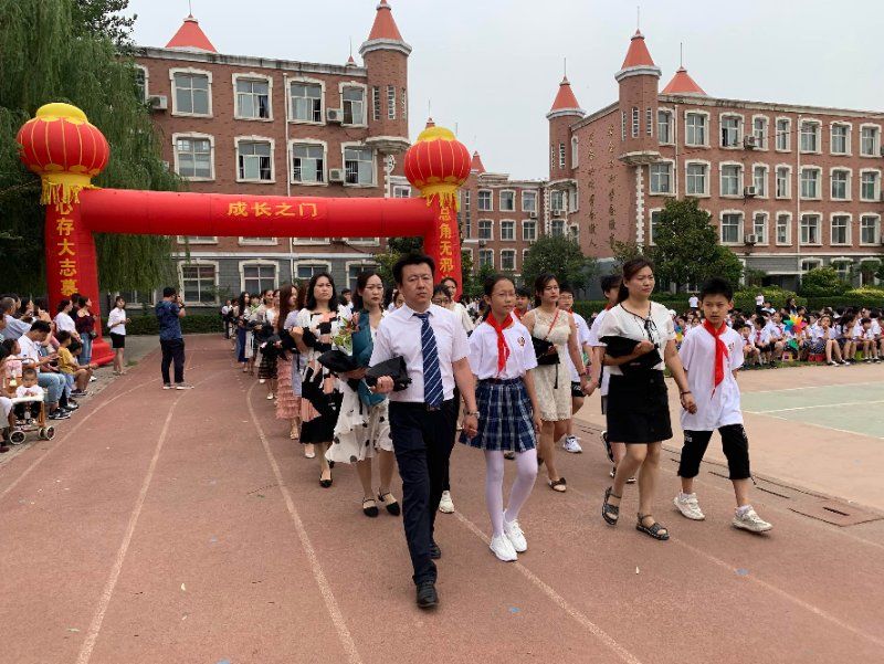 近日,邢台蓝天双语小学在操场举行了隆重的六年级毕业典礼.