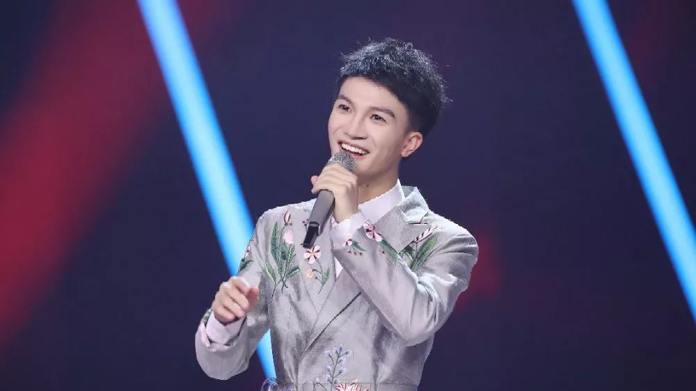 周深,有着"被上帝亲吻过的声音",代表歌曲《大鱼》《玫瑰与小鹿》等.