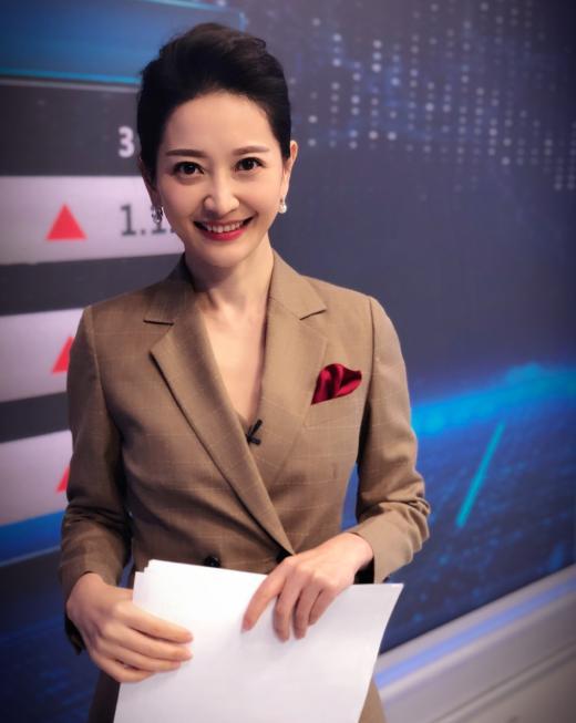 央视美女主持素颜出镜,怀抱女儿,不失气质风范