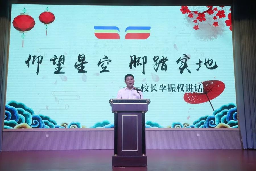 李振权校长庄严地宣读毕业证书,并将毕业证一一发到学生代表手中,与