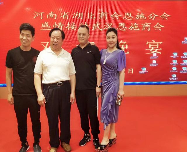 在当天晚上举行的欢迎晚宴中,原郑州市丁世显市长和恩施州长郭大孝等