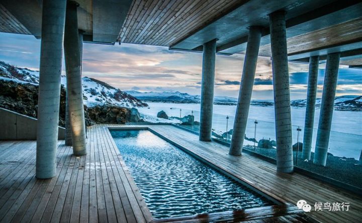 冰岛这家酒店，坐在酒吧就能看极光