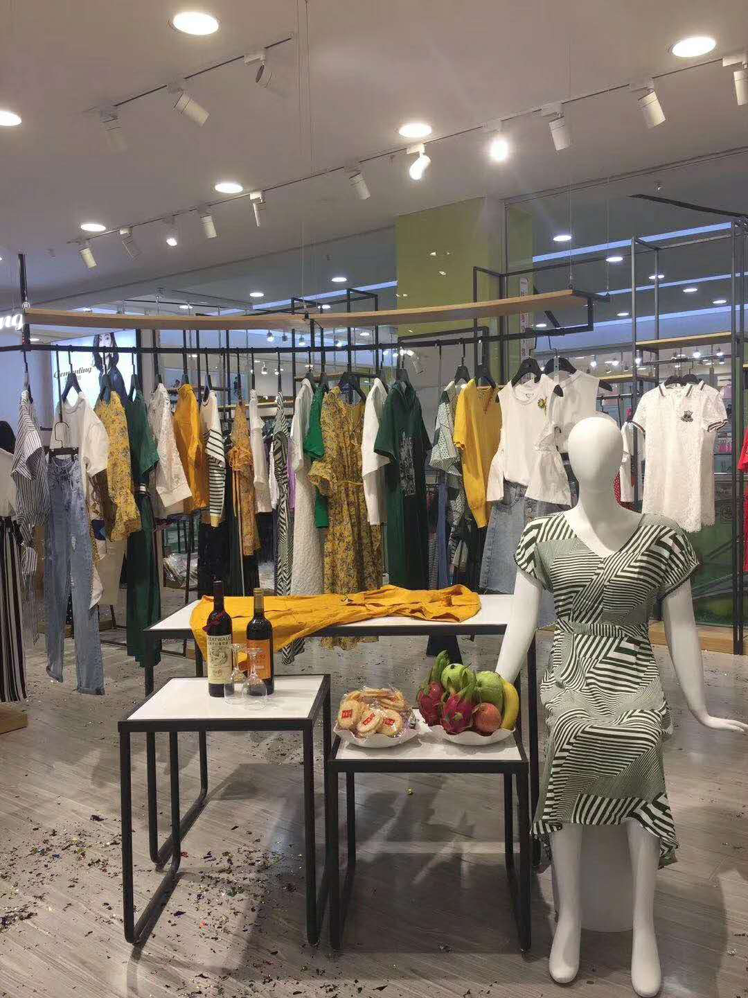 牌子衣服网上和实体店有什么区别 2343761ae0ff46c796c6f315365fca3f.jpeg