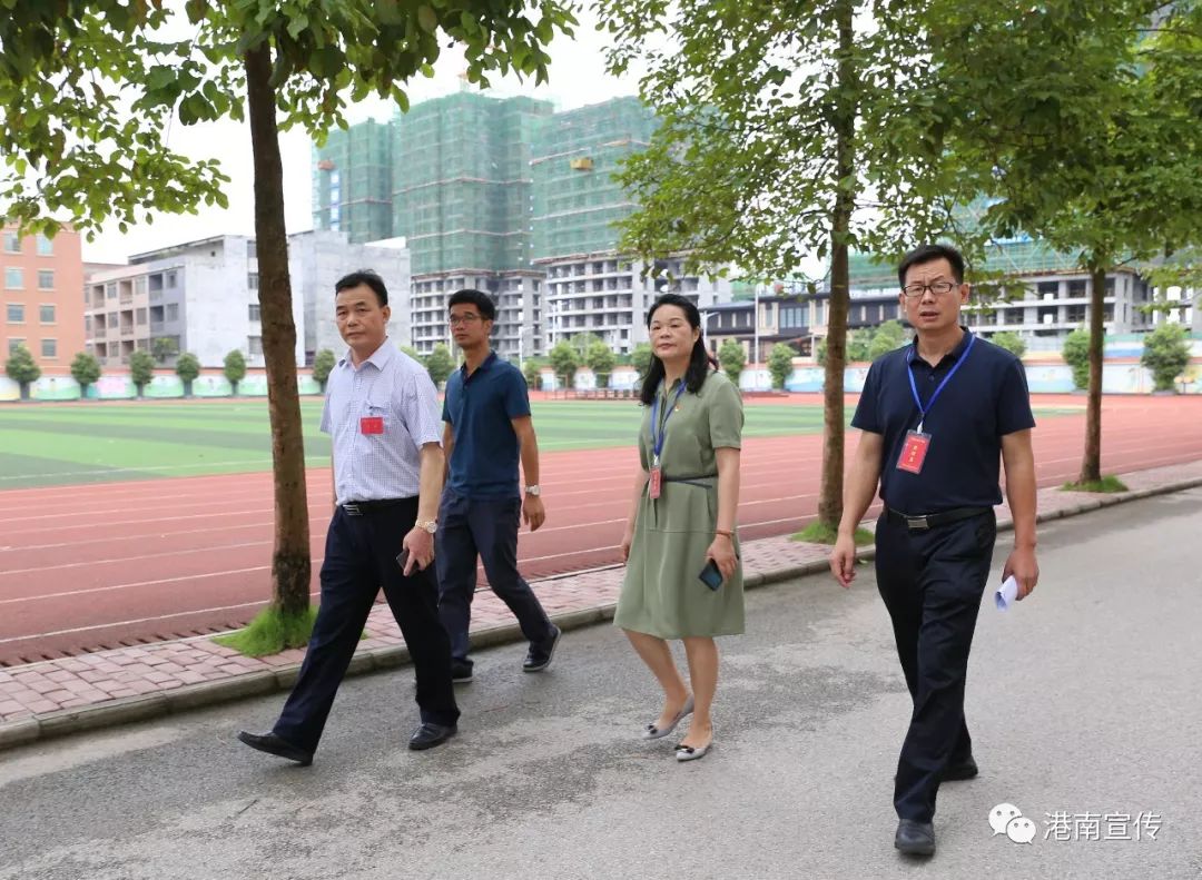 朱健(右二)到港南二中检查,梁干(左二)党勇评(右一)参加.