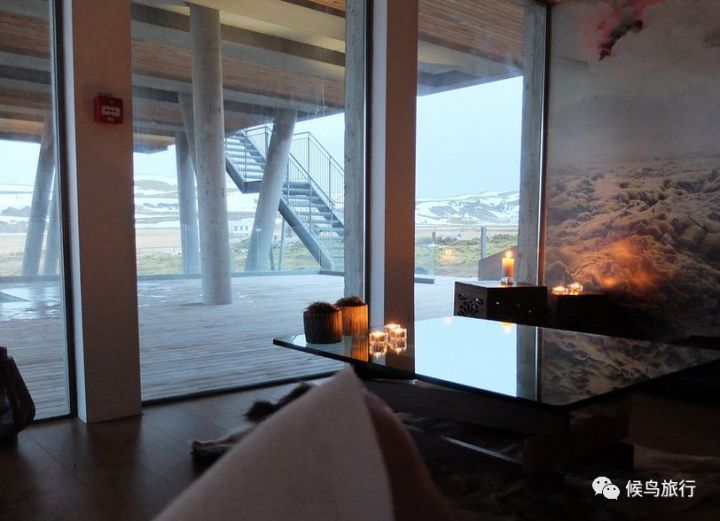 冰岛这家酒店，坐在酒吧就能看极光