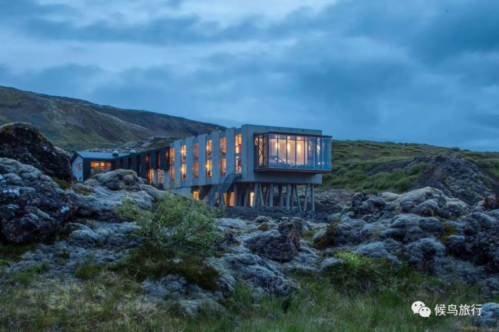 冰岛这家酒店，坐在酒吧就能看极光