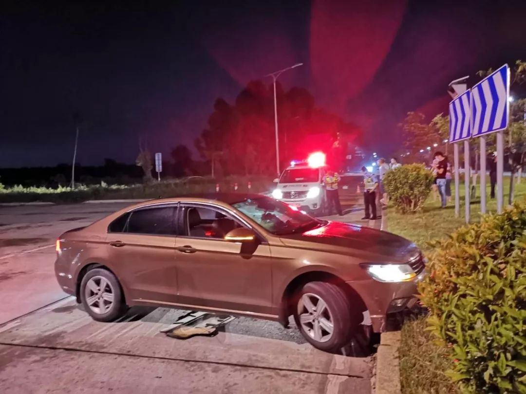 昨晚,东岭沿海大通道发生一起车祸,行车一定要慢行!