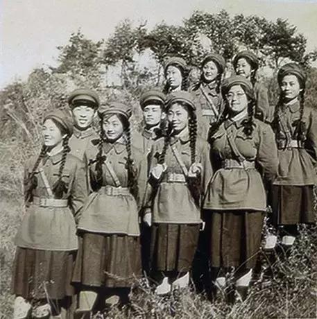 东欧等友好国家,专门为文工团制作了服装,女文工团员的裙子是苏式筒裙