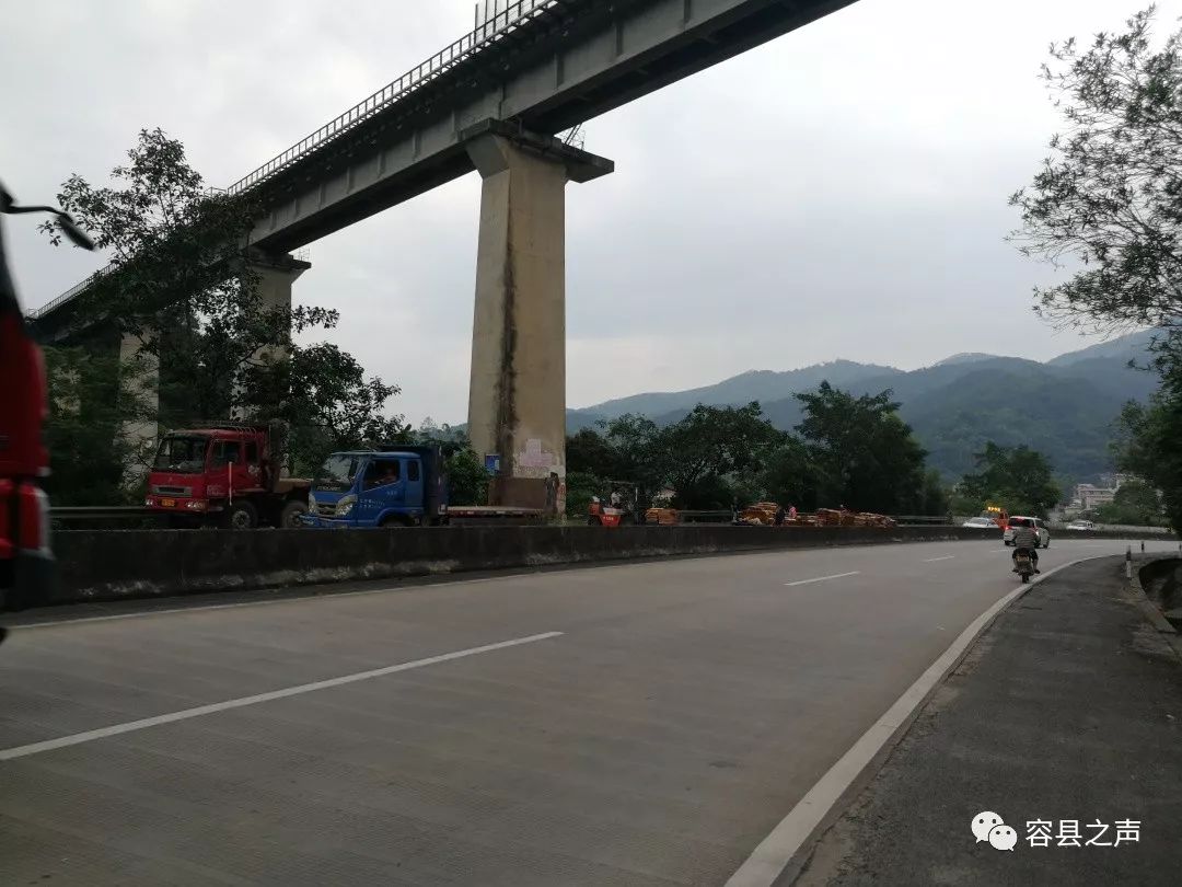 6月23日中午,g324国道容县十里镇大萃村黄金冲冲口处发生一起交通事故