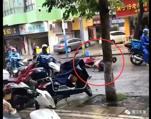 今天事发梧州潘塘肥婆烧烤附近下雨天路面漏油路过的车主纷纷中招