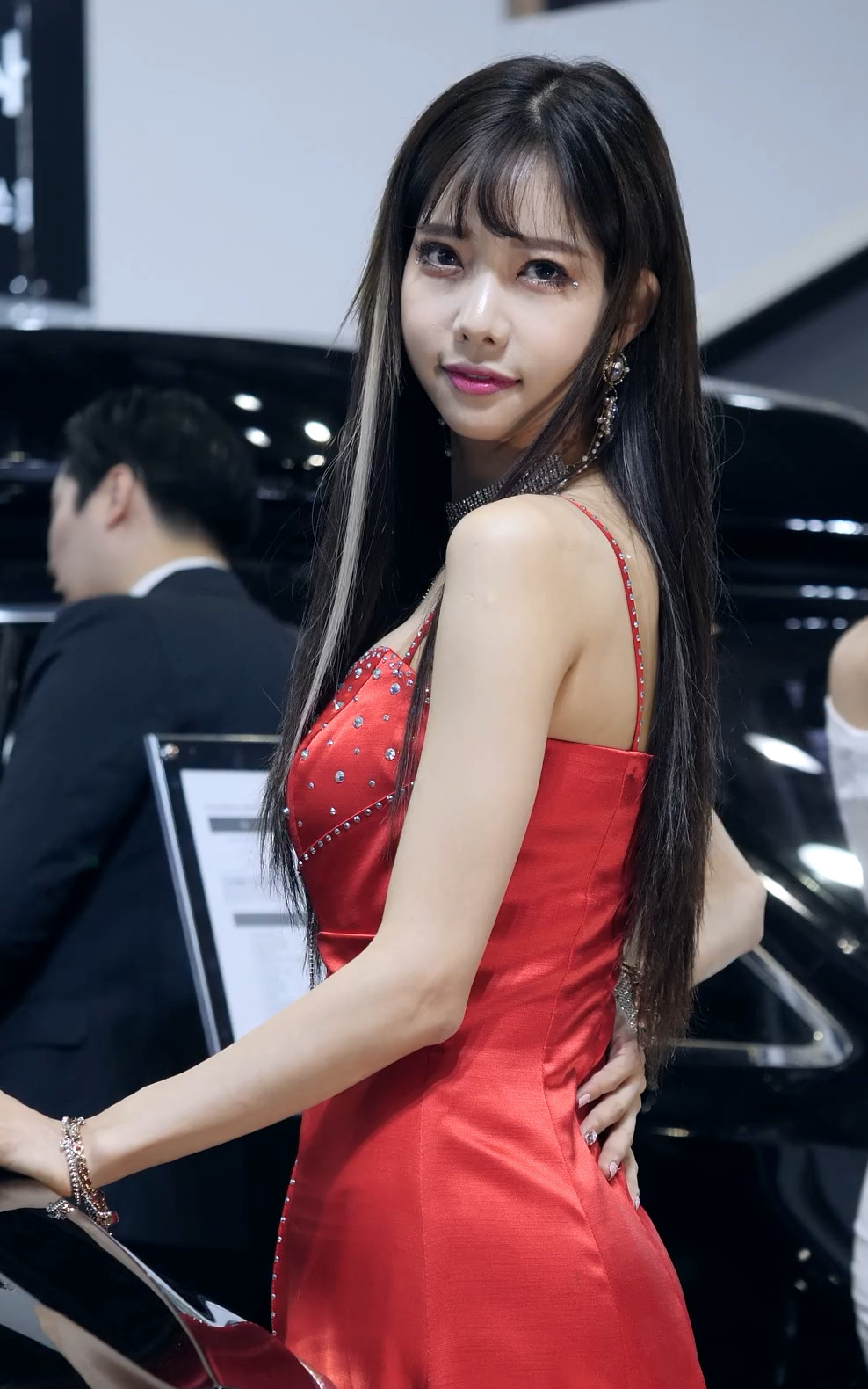 水汪汪的眼睛像大葡萄 车展红色礼服的美丽车模