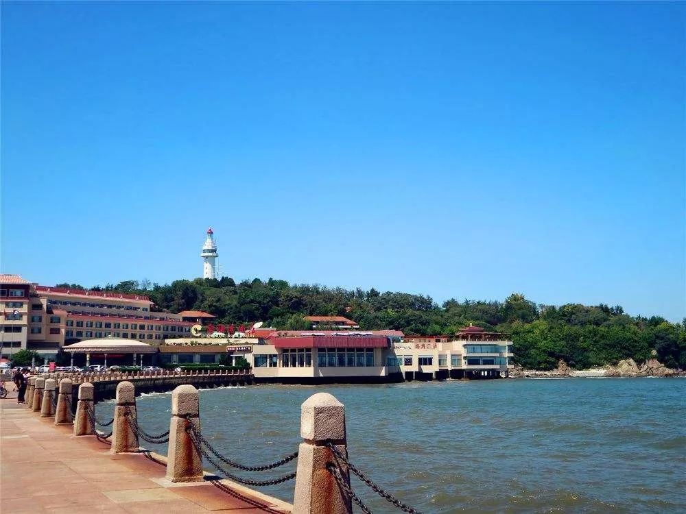 车赴烟台,游览 【烟台山】(游览约 1 小时)烟台山,喊拔 42.
