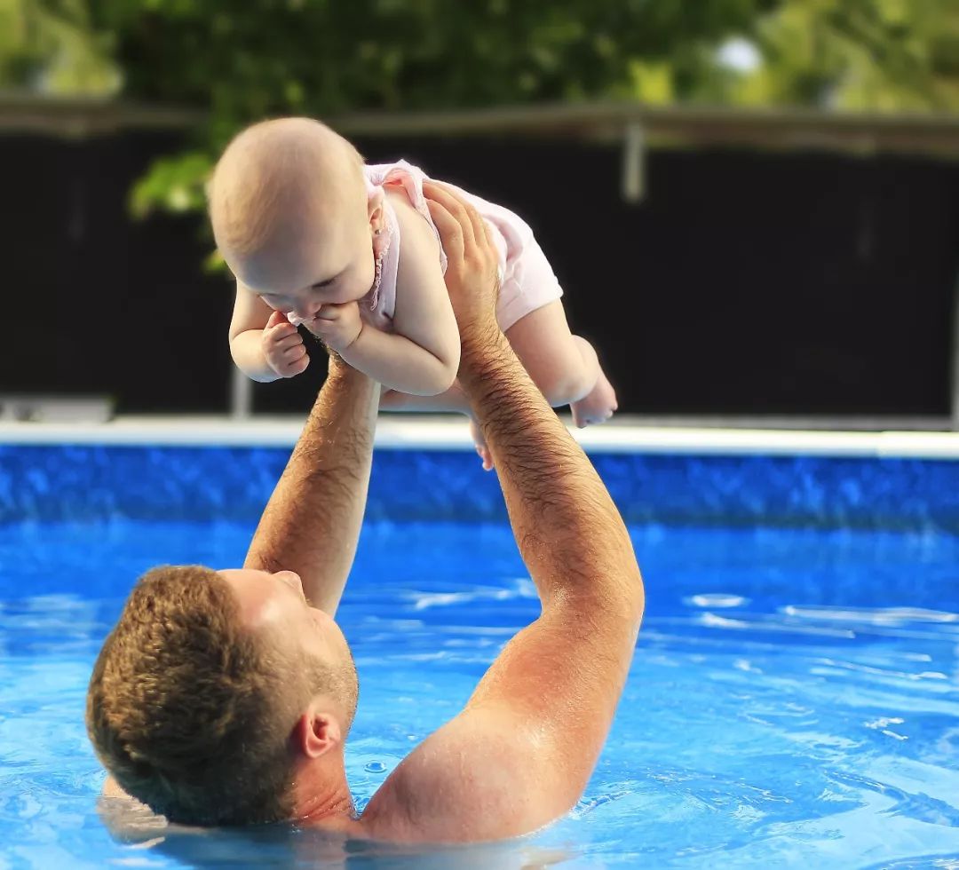 宝宝出生可以游泳？别扯了，不到这个年龄，妈妈不要轻易让他下水 游泳嬉戏被扯掉
