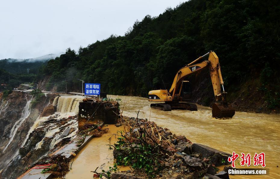 持续强降雨 江西会昌公路被洪水冲毁