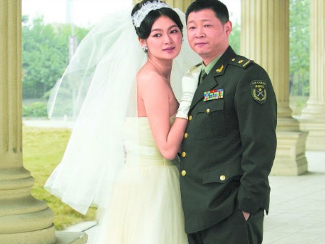 穿军装拍婚纱照_穿军装拍婚纱照姿势(2)