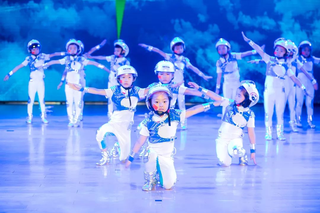 社团《街舞少年》芽芽b班《小企鹅的冒险》蕾蕾a班舞蹈《我有一个梦想》