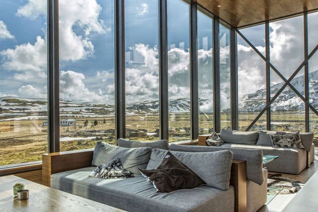 冰岛这家酒店，坐在酒吧就能看极光