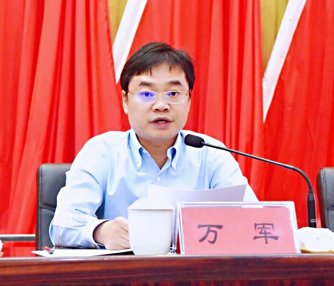 万军宣读表彰决定