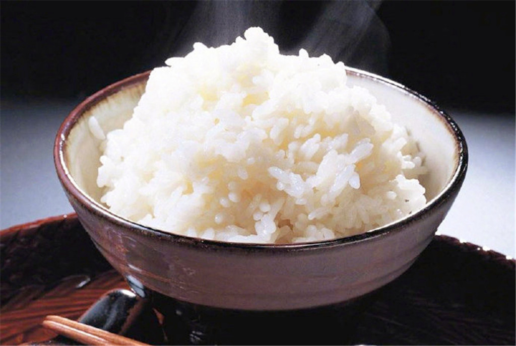 蒸米饭时不知道加多少水？奶奶教的这3个技巧，米饭喷香粒粒分明|蒸米饭时