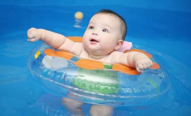 带脚蹼游泳有什么好处_夏天带宝宝游泳好处很多,游泳时必须要注意的事项！！