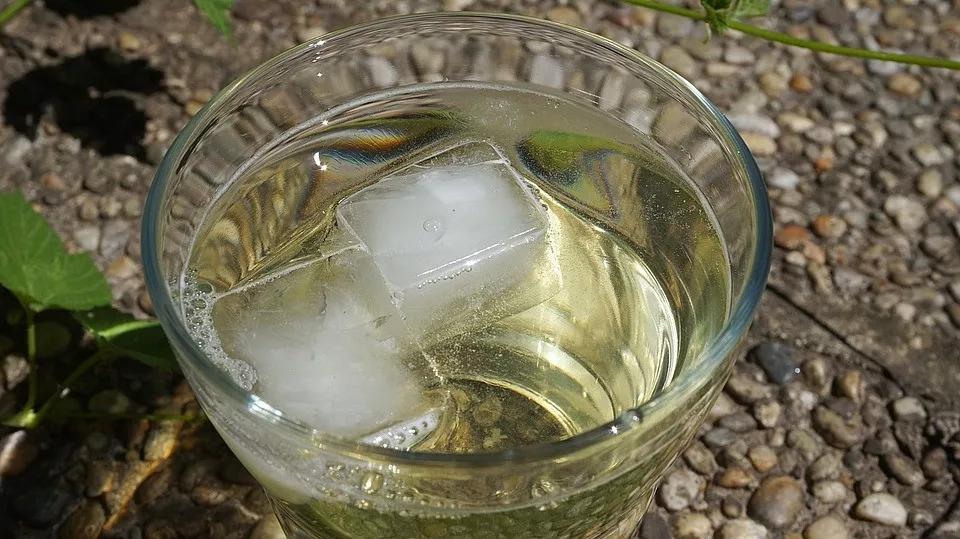 炎炎夏日，外国的孩子喝冰水，那我们的孩子喝什么？