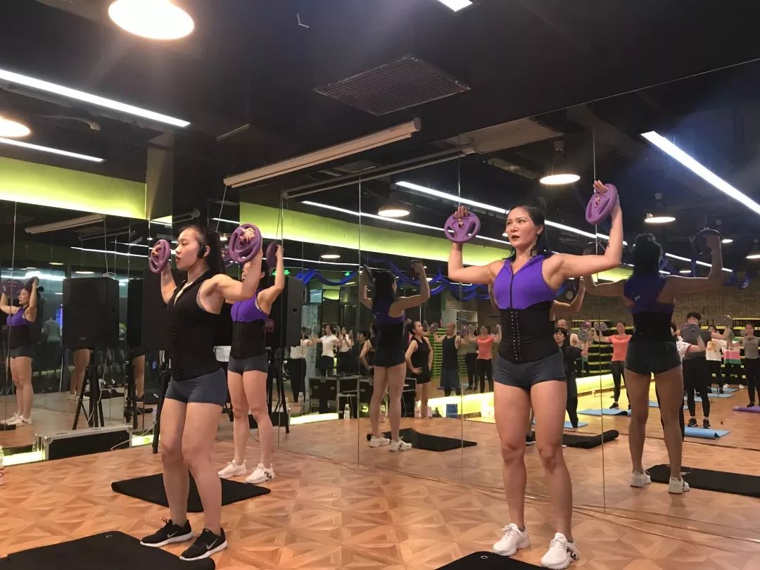 柏菲4周年店庆武星级团操公开课圆满撒花
