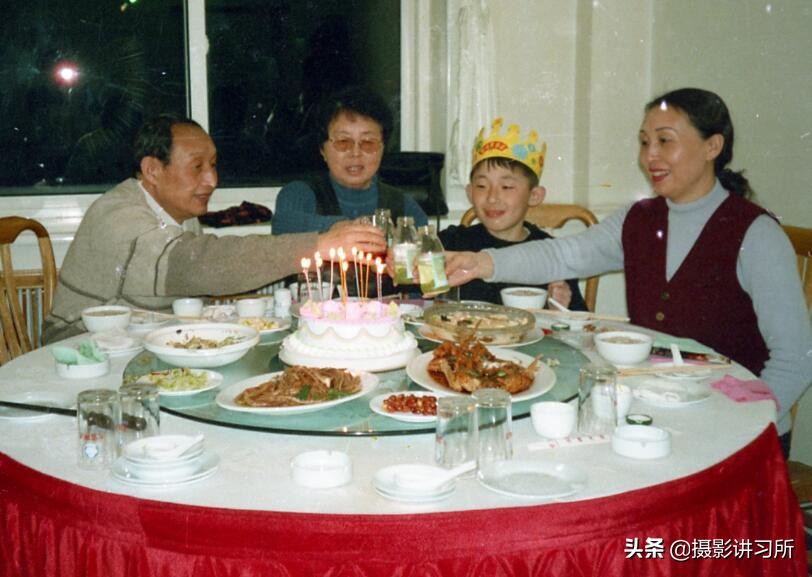 看80年代比较富裕家庭聚餐吃生日蛋糕喝洋河大曲电视机带蒙套