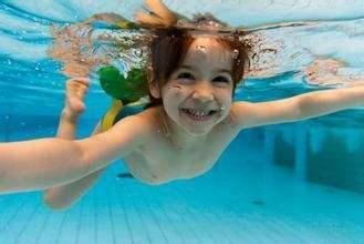 [宝宝什么情况不能游泳？8个安全常识要谨记，别大意]游泳安全常识
