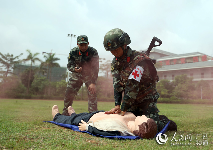 广西南宁卫生士兵是卫生员更是战斗员