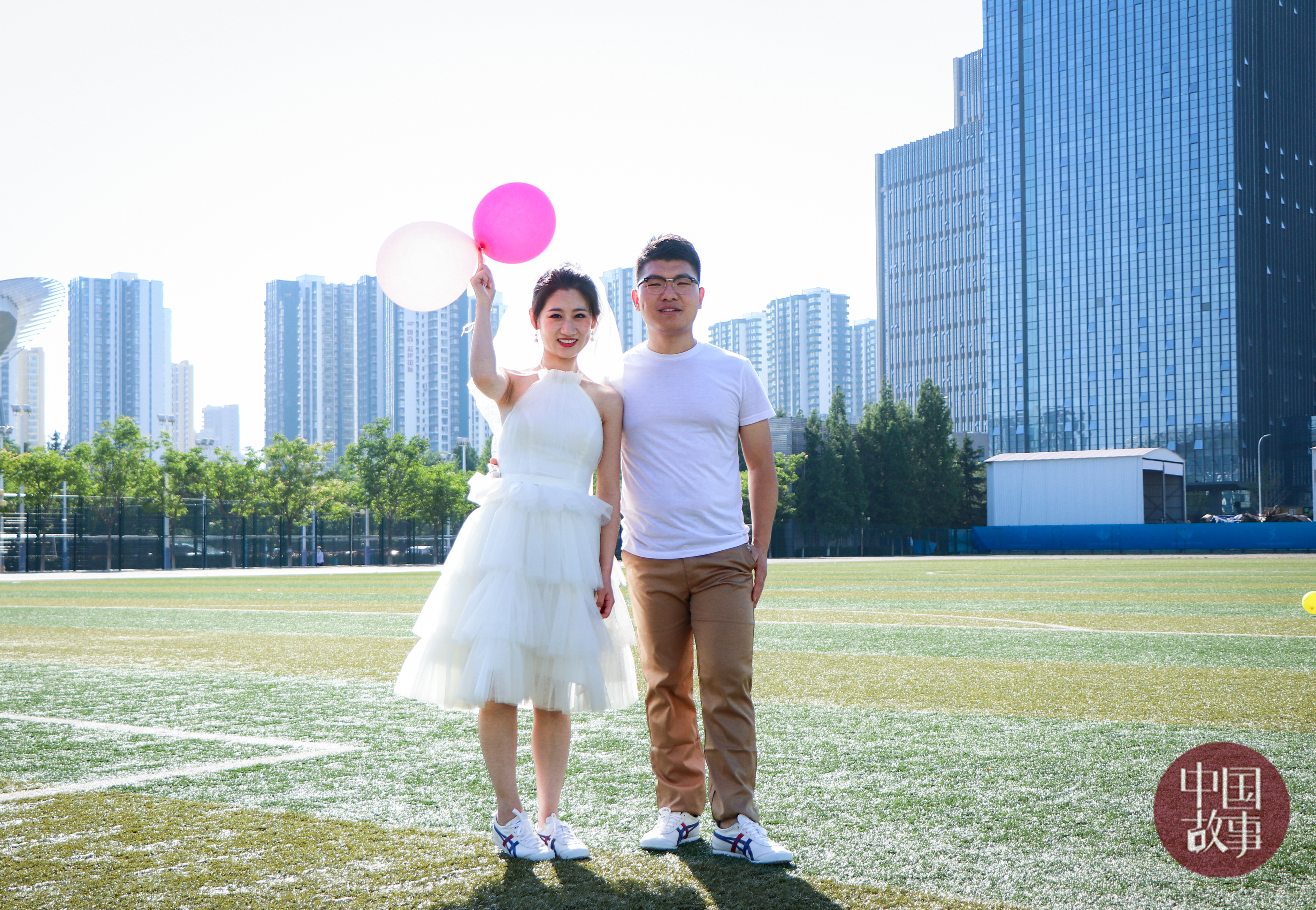 中国石油大学(华东)2015届毕业生张亮亮与胡思佳重返校园拍摄婚纱照