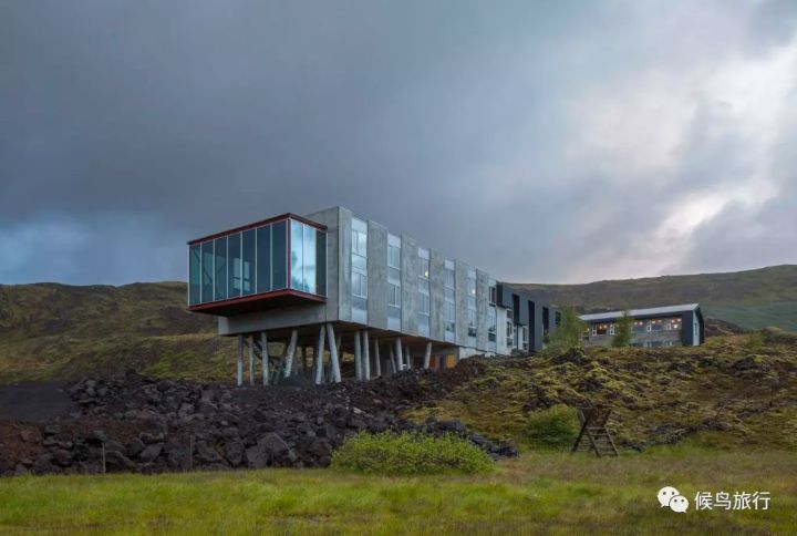 冰岛这家酒店，坐在酒吧就能看极光