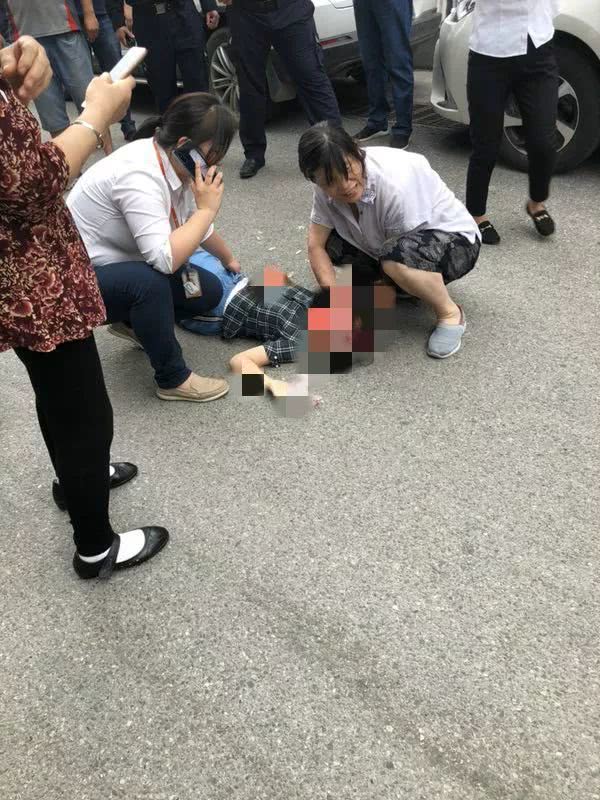 南京男孩被高空坠物砸中