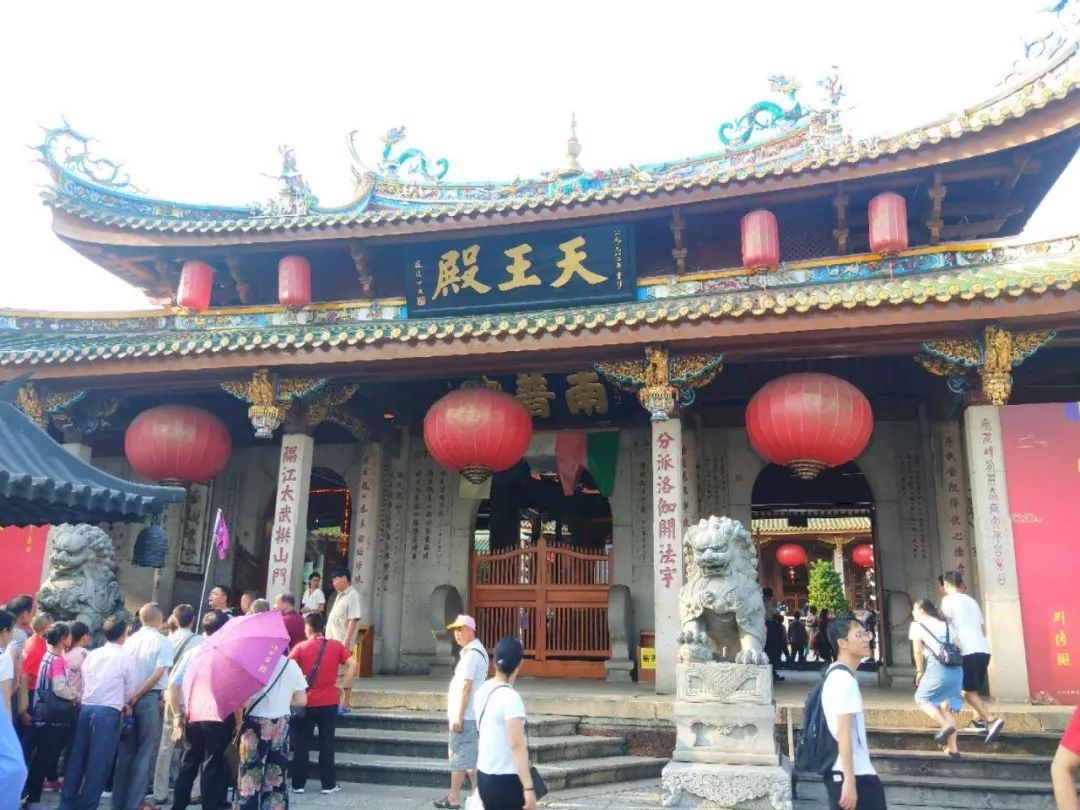 毕业环游中国:在厦门的寺院为家人祈福,天上出现七彩祥云