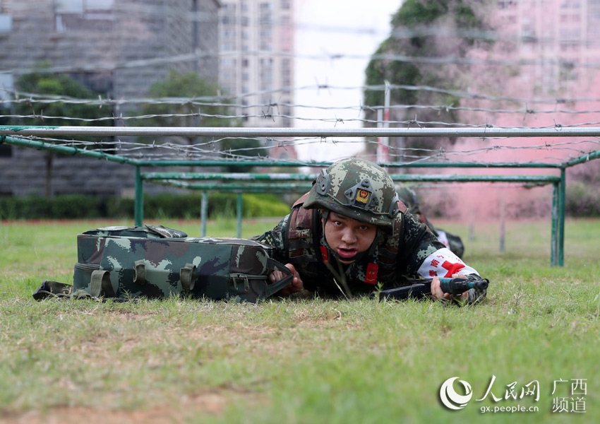 广西南宁卫生士兵是卫生员更是战斗员