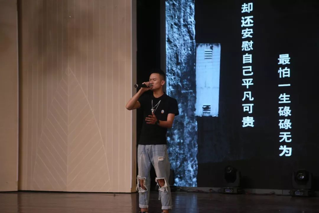 之路古筝:任怡爽钢琴伴奏:郭 畅演唱:李 帅作曲:李 帅《相思》伴奏:胡