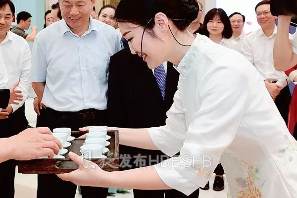 我校硒茶学院院长何洁展示讲解恩施玉露