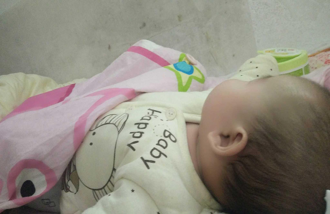 原创            小孩子睡觉时经常踢被子,仅仅是因为热的原因吗?