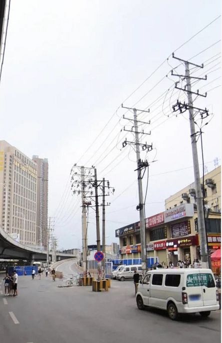 电线杆"跑"到了马路上,真让人头大!你在武汉街头,"撞"