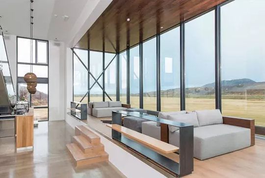 冰岛这家酒店，坐在酒吧就能看极光