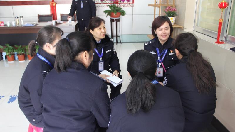 济宁市看守所女子执勤大队里有刚走出大学校门的大学生,有挺着高高