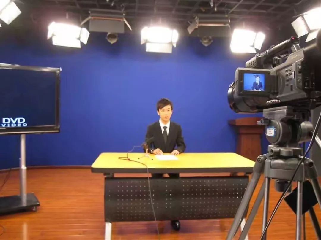 课堂上拍下了这张照片;2009年,在成都上大学的添乐帮忙拍摄一组平面照