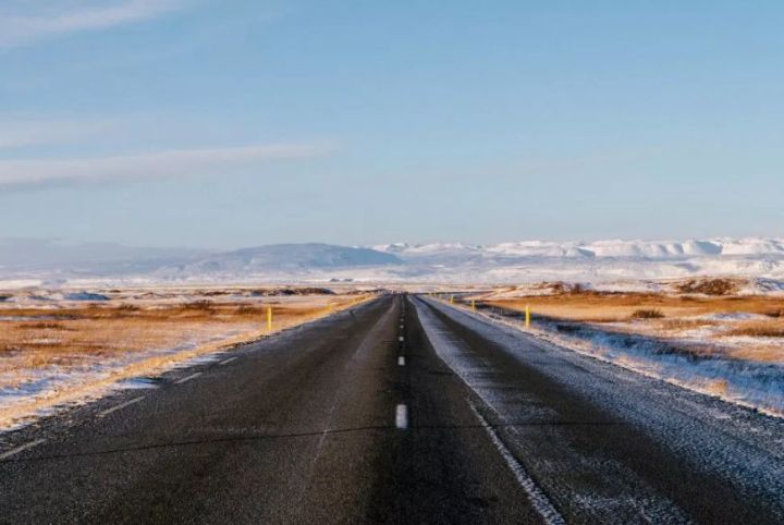 冰岛这家酒店，坐在酒吧就能看极光