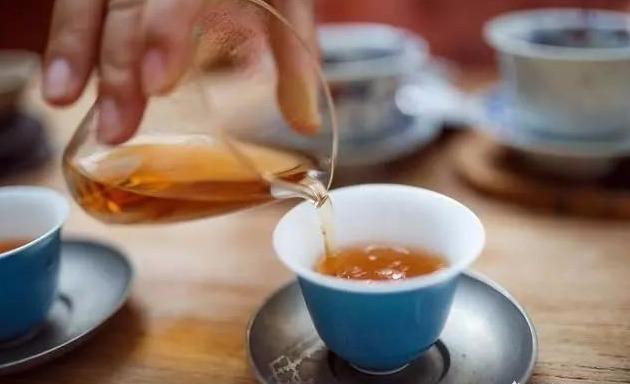 [茶水和白开水哪种更健康？应该喝哪个？] 茶水和白开水