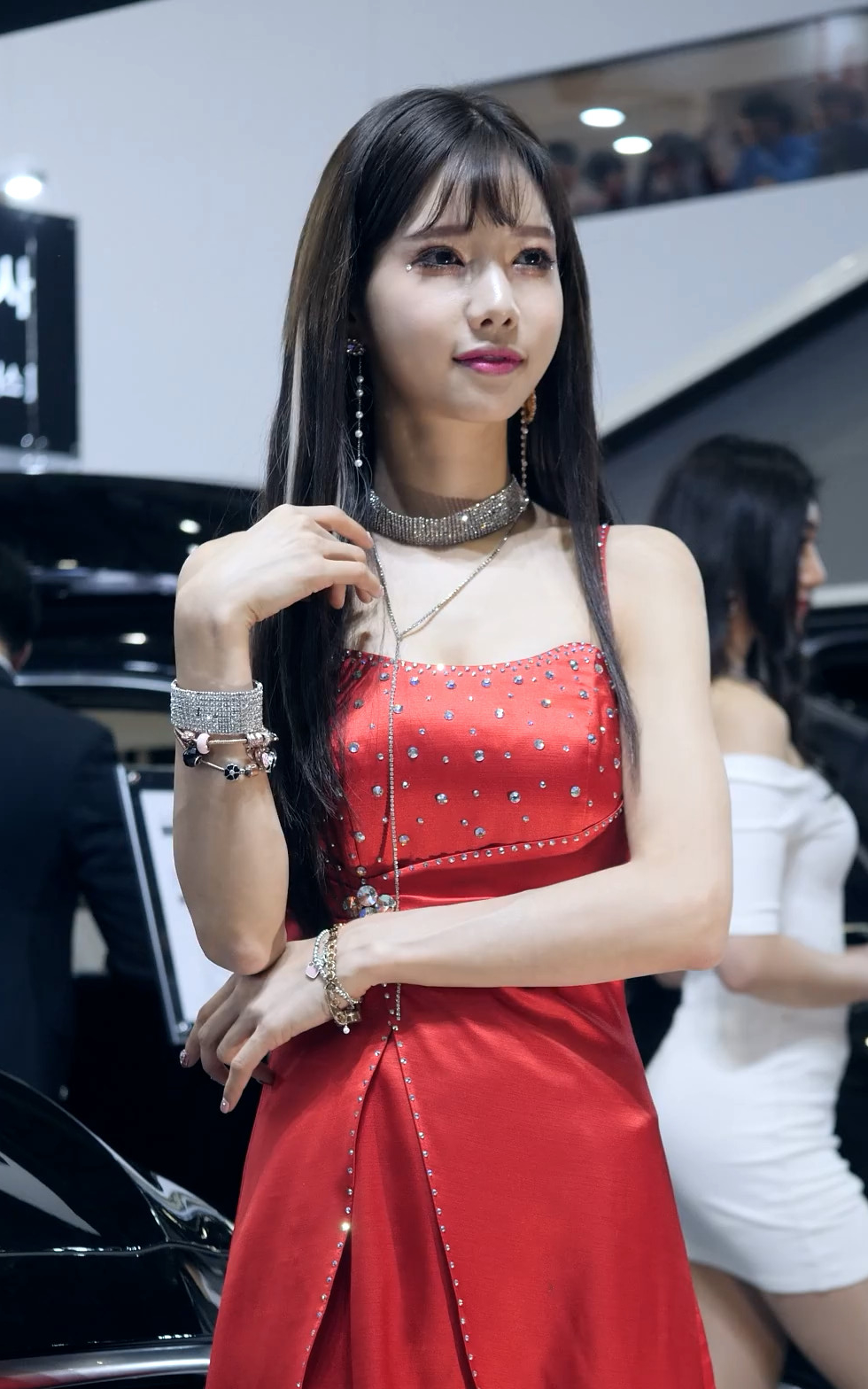 水汪汪的眼睛像大葡萄 车展红色礼服的美丽车模